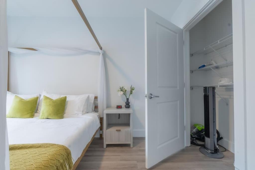 2 Bedroom 2 Bath Suite, Near American Dream And The Airport, Free Parking, King Bed And 2 Queen Beds, Washer And Dryer Orange Esterno foto