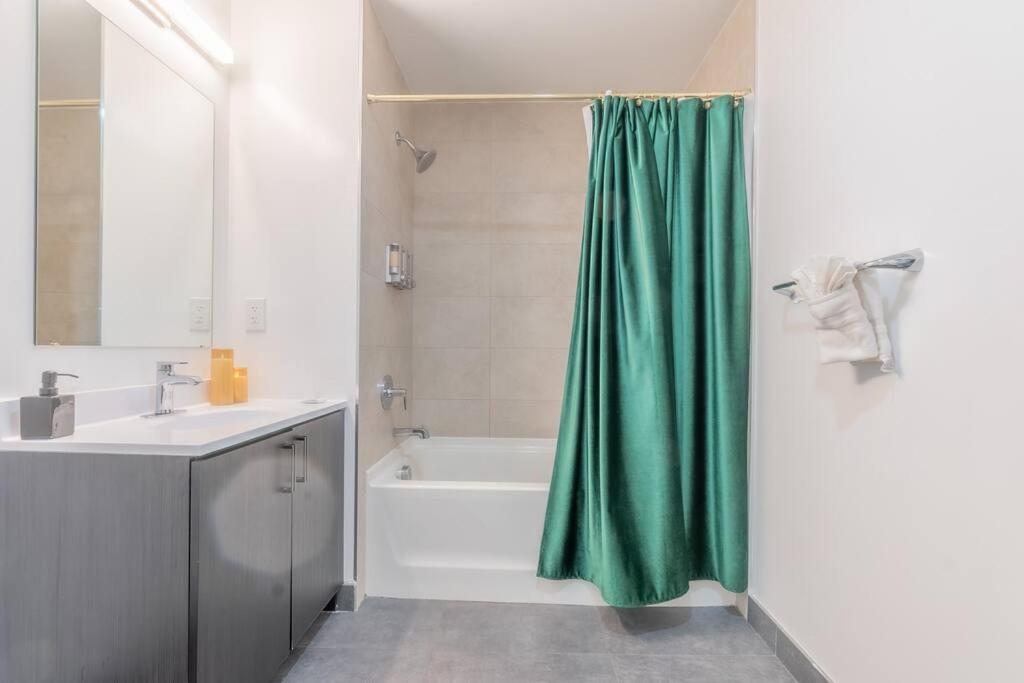 2 Bedroom 2 Bath Suite, Near American Dream And The Airport, Free Parking, King Bed And 2 Queen Beds, Washer And Dryer Orange Esterno foto